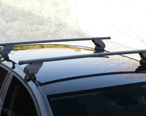 Barre portatutto CAM in acciaio montate su un'auto con tetto liscio, ideali per accessori sportivi.